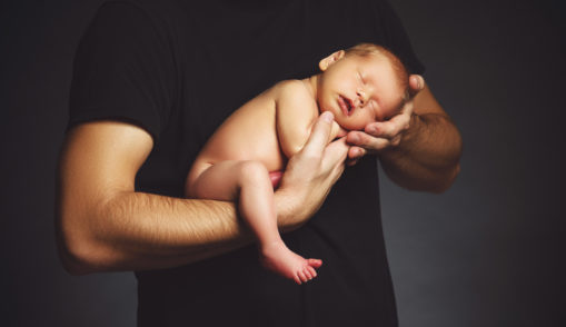 Foto: Nyfødt barn i armene på far