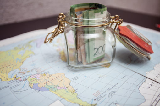 Bilde, Norgesglass med norske penger plassert på et verdenskart
