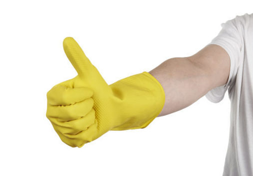 Foto: Hånd med gul gummihanske og tommel opp