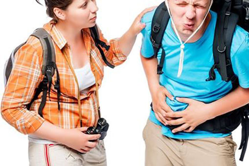 Foto: To pesroner på ferie med ryggsekk, den ene hatydelige magesmerter