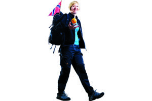 Dame på tur med sekk på ryggen. Foto.