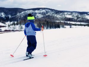 Barn som går på langrenn.