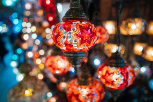 Foto: Tradisjonell tyrkisk lampe i glass, som henger i en lenke. Galsset er i rødtoner
