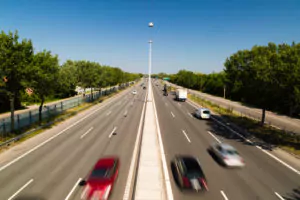 Foto: Biler i fart på en flerfelts motorvei