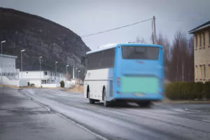 Foto: Blå buss som kjører