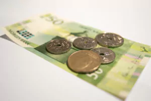 Foto: Norsk 50-kroners seddel og mynter