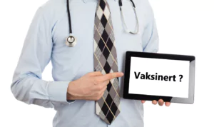 Bilde: Mann som peker på iPad med teksten Vaksinert?