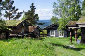 Foto: Tradisjonelle hytter. laftet med torvtak, ligger i et tun