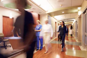 Foto: Travle personer, sykepleiere og leger i en korridor på sykehus