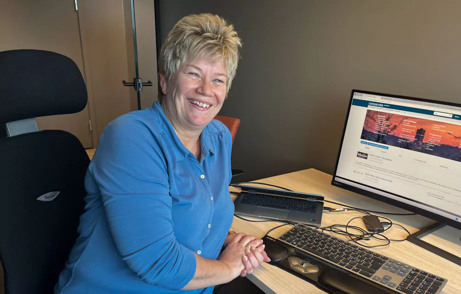 Kvalitetsrådgiver Sonja Marie Skår ved arbeidsplassen sin.