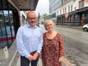 Foto av direktør Bjørn Halvorsen og fagdirektør Unni K. Mydland i Stiftelsen Sana.