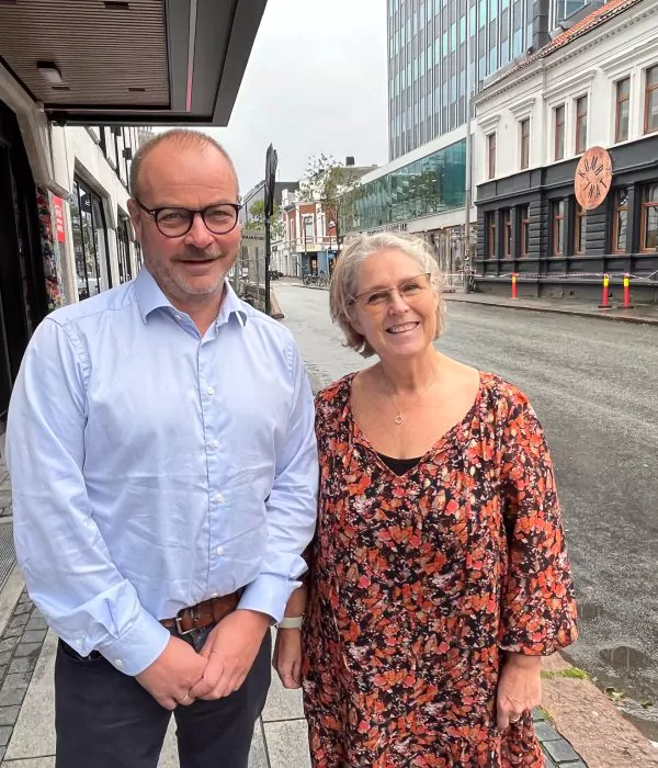 Foto av direktør Bjørn Halvorsen og fagdirektør Unni K. Mydland i Stiftelsen Sana.