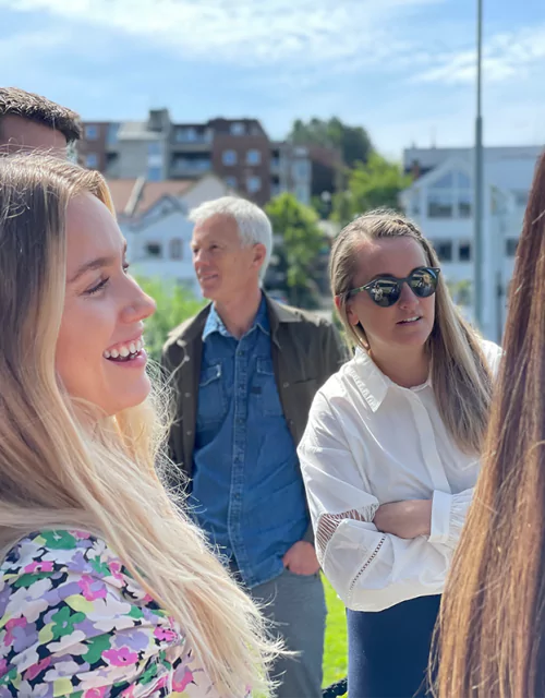 Leter etter ny leder Foto: Ida, Sigve og Kjersti på sommerfest.